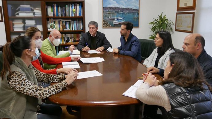 El alcalde de Adra (Almería), Manuel Cortés, con su equipo