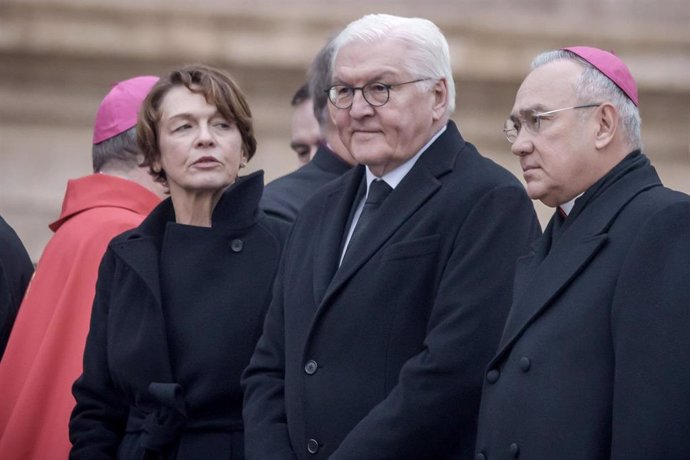 El presidente de Alemania, Frank-Walter Steinmeier (c), durante el funeral de Benedicto XVI en la Plaza de San Pedro