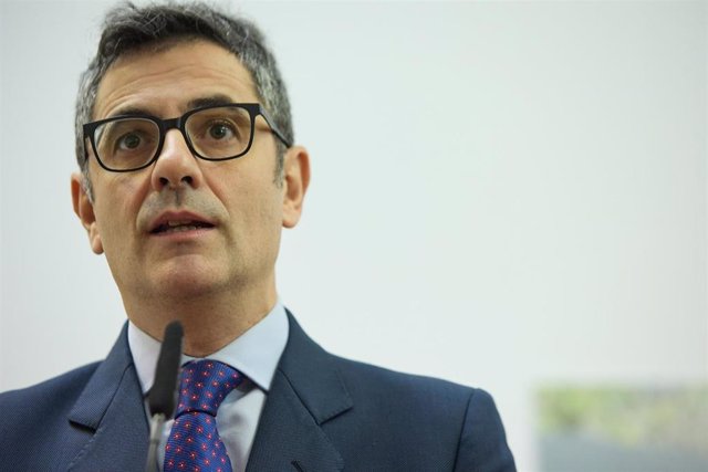 El ministro de la presidencia, Relaciones con las Cortes y Memoria Democrática, Félix Bolaños, llega a la exposición audiovisual ‘Tremor’, en la Delegación del Gobierno de Canarias en Madrid, a 28 de diciembre