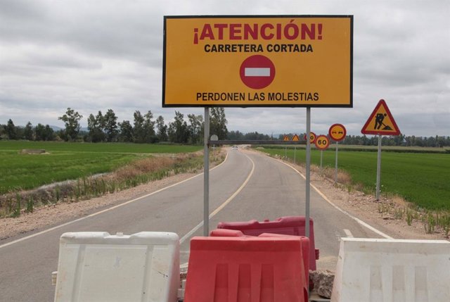 Señal de carretera cortada.