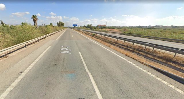 Imagen del kilómetro 730 de la AP7, donde dispararon a un hombre en la pierna y golpearon en la cabeza a otro tras un choque de dos coches en Catral.