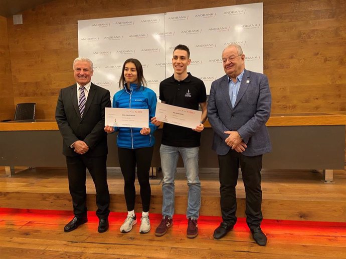 Cabanes, Viñals, Moya y Martí en el acto de reconocimiento a los atletas.