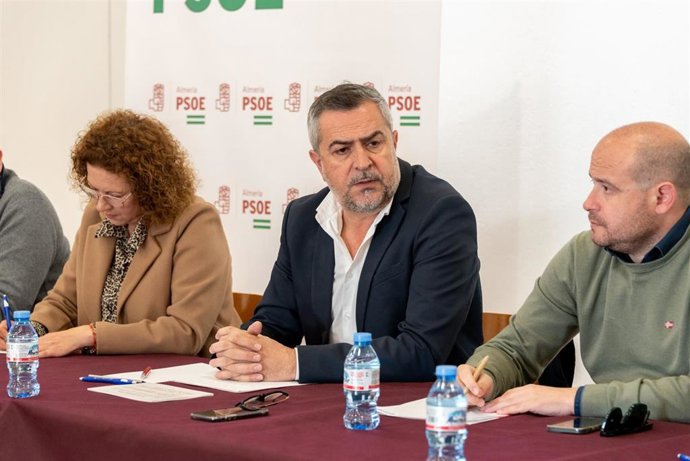 El secretario general del PSOE de Almería, Juan Antonio Lorenzo, se reúne con alcaldes de las comarcas almerienses del Levante y Almanzora.
