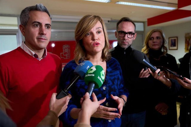 La portavoz del PSOE y ministra de Educación, Pilar Alegría, y el secretario general del PSC-PSOE y vicepresidente de Cantabria, Pablo Zuloaga, ofrecen declaraciones a los medios de comunicación en la sede del partido socialista de Reinosa