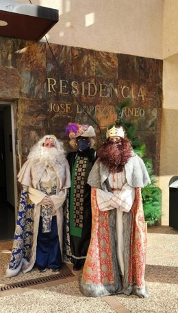 Los Reyes Magos visitan la residencia López Barneo.