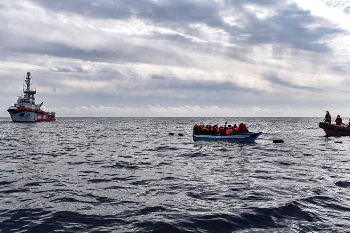 Archivo - Una embarcación rápida del Open Arms se acerca a migrantes en un bote de madera, que salieron de las costas de Libia, a 5 de marzo de 2022, frente a la costa de Libia, en el Mar Mediterráneo.