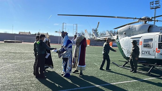 Los Reyes Magos también han llegado a Haro (La Rioja) en helicóptero, escoltados por la Guardia Civil