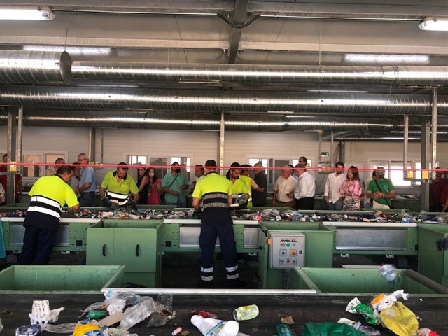 Archivo - Visita a la planta de reciclaje de envases y papel-cartón de Ibros.