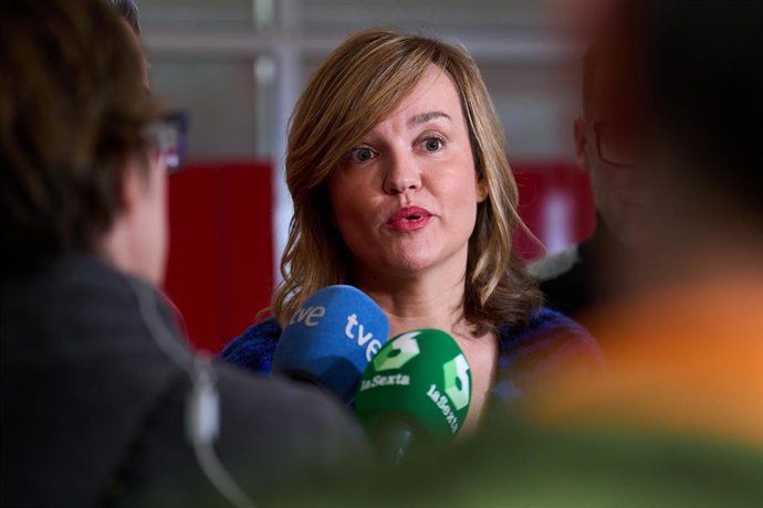 La portavoz del PSOE y ministra de Educación y Formación Profesional, Pilar Alegría, ofrece declaraciones a los medios