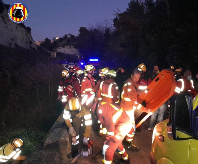 Momento del rescate de la mujer herida tras sufrir una caída en Ontinyent (Valencia) cuando paseaba el perro