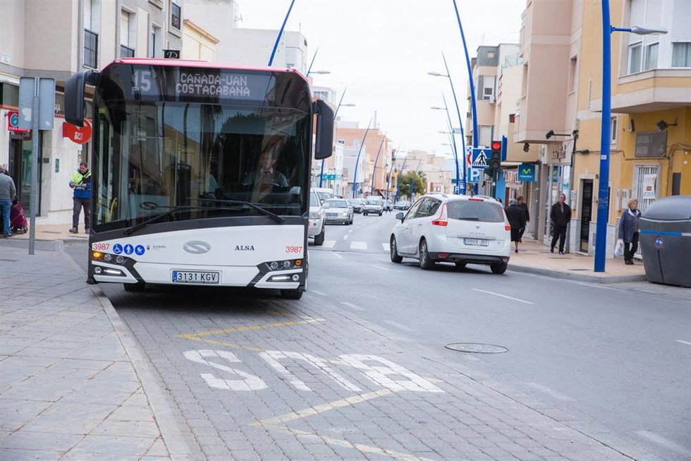 Archivo - Autobús urbano en la capital almeriense
