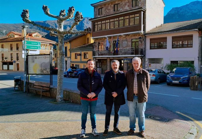 El director del parque de las Ubiñas -La Mesa, Enrique Fernández; el director general del Medio Natural, David Villar; la alcaldesa de Santo Adriano, Elvira Menéndez, y el consejero de Medio Rural y Cohesión Territorial, Alejandro Calvo.
