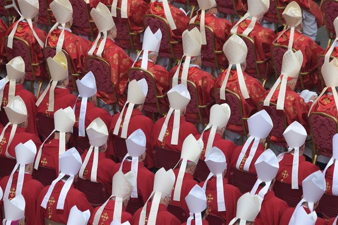 Cardenales asisten al funeral del pontífice emérito, Benedicto XVI, en la basílica de San Pedro, a 5 de enero de 2023, en Ciudad del Vaticano, Roma (Italia). Benedicto XVI, de nombre secular Joseph Aloisius Ratzinger falleció el pasado 31 de diciembre a