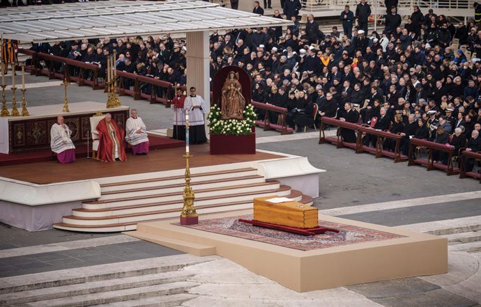 05 January 2023, Vatican, Vatican City: Pope Francis (C) sits behind the coffin of the late Pope Emeritus Benedict XVI during the public funeral Mass for Pope Emeritus Benedict XVI in St. Peter's Square. Photo: Michael Kappeler/dpa