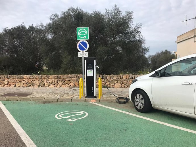 Punto de recarga para coches eléctricos en Llucmajor.