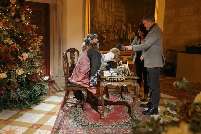 Puig entrega la carta a los Reyes