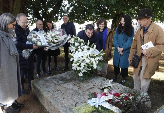 Fotos Xunta/Educación/Ofrendas Florais A Ramón María Del Valle Inclán E Isaac Díaz Pardo.