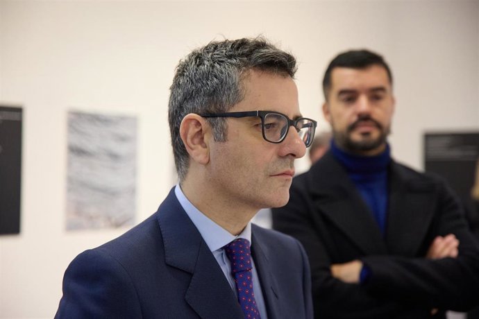 El ministro de la presidencia, Relaciones con las Cortes y Memoria Democrática, Félix Bolaños (i), junto al artista Francisco Medina (d), en la exposición audiovisual Tremor, en la Delegación del Gobierno de Canarias en Madrid, a 28 de diciembre de 20