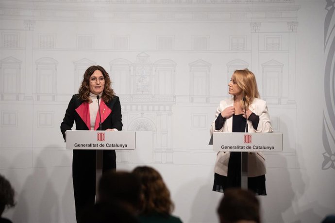 (I-D) La consellera de la Presidencia, Laura Vilagr, y la consellera de Economía, Natlia Mas, en una foto de archivo.