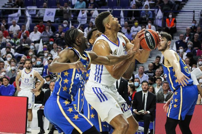 Archivo - Walter Tavares intenta una canasta en un Real Madrid-Maccabi de la Euroliga 2021-2022