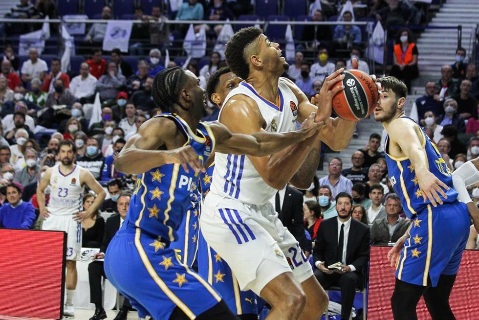 Archivo - Walter Tavares intenta una canasta en un Real Madrid-Maccabi de la Euroliga 2021-2022