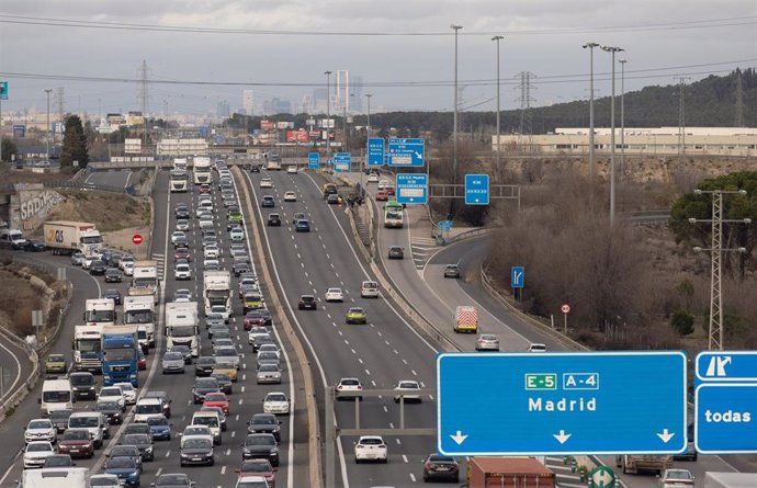 Circulación en el Km 17 de la autovía A4 en la segunda fase de la operación salida por Navidad de la DGT, a 30 de diciembre de 2022, en Madrid (España). La Dirección General de Tráfico (DGT) puso en marcha desde el 23 de diciembre un dispositivo especia