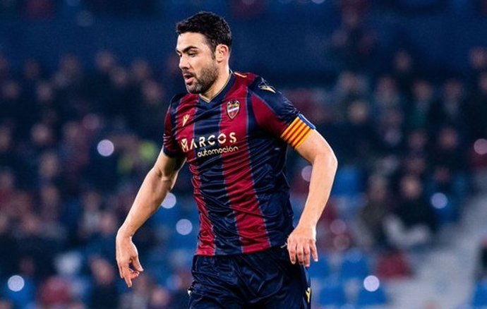 El capitán del Levante, Vicente Iborra, será baja por sanción en El Molinón.