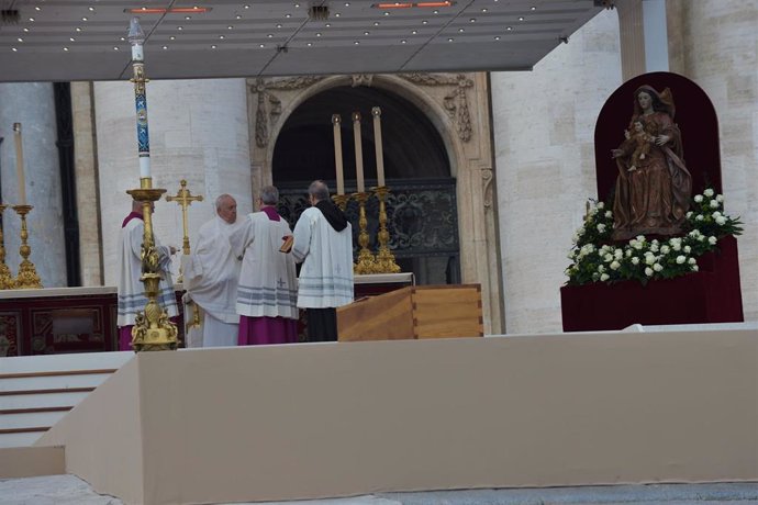 El papa Francisco oficia el funeral del pontífice emérito, Benedicto XVI, en la basílica de San Pedro