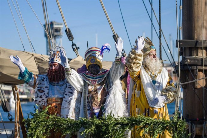Los Reyes Magos en su llegada a Barcelona a bordo del pailebote Santa Eullia.