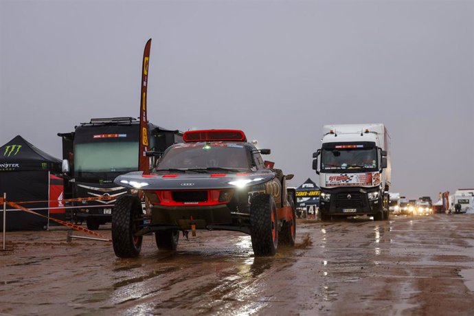 207 SAINZ Carlos (spa), CRUZ Lucas (spa), Team Audi Sport, Audi RS Q e-tron E2, Auto, illustration, bivouac, rain during the Stage 3 of the Dakar 2023 between Al-'Ula and Hal, on January 3rd, 2023 in Hal, Saudi Arabia - Photo Julien Delfosse / DPPI