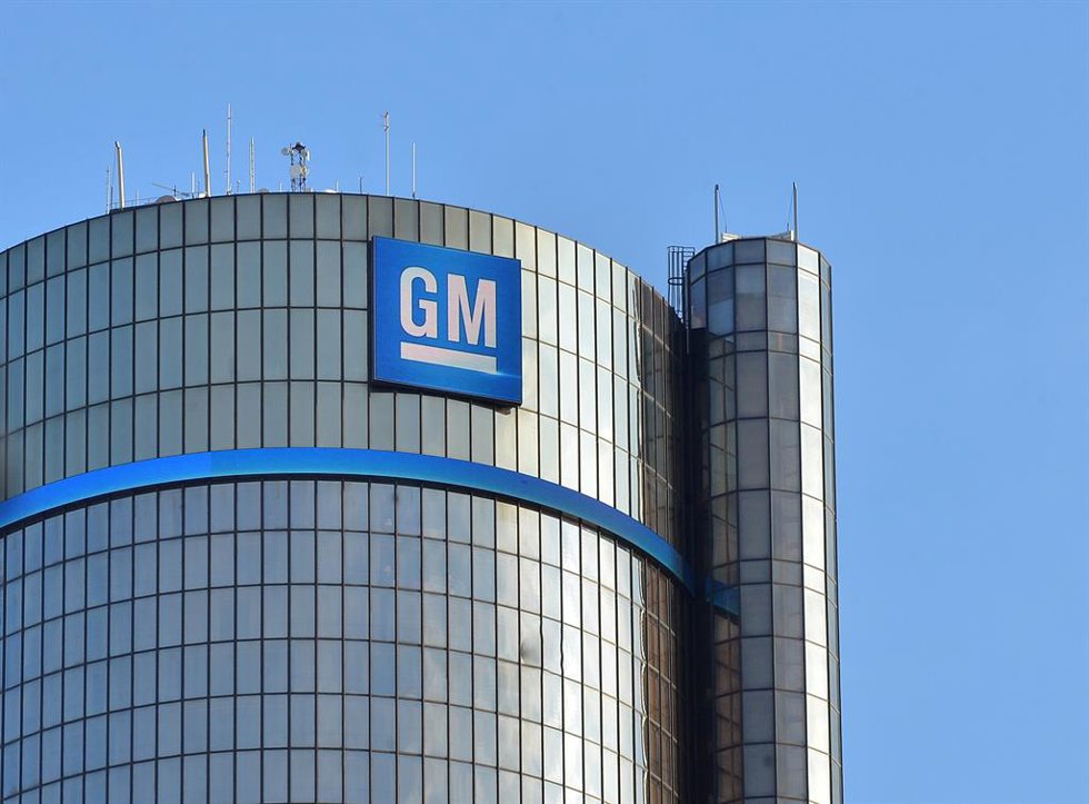 Archivo - FILED - 12 January 2014, US, Detroit: The logo of General Motors placed on the company headquarters. Photo: Uli Deck/dpa