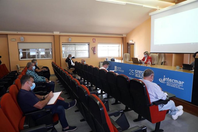 Archivo - La conselleira do Mar, Rosa Quintana,  en una reunión con cofradías y asociaciones de bateeiros 