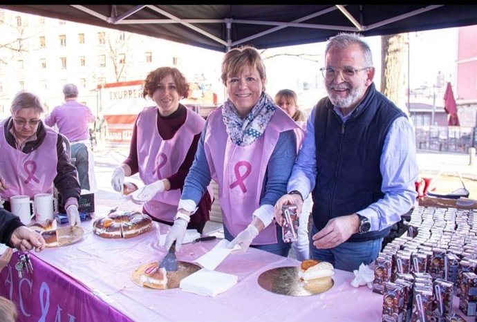 Voluntarias de Acambi con el presidente de la asociación de comerciantes Basurto Berri, Ramón Irastorza
