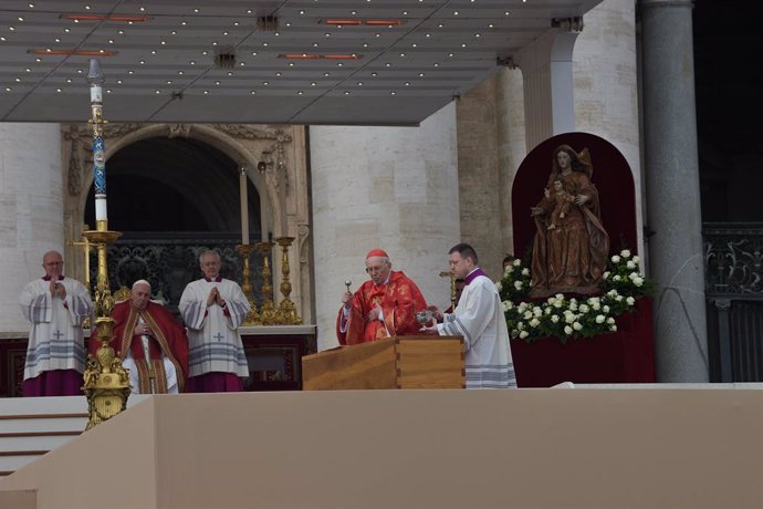 El Cardenal Giovanni Battista bendice el féretro en el funeral del pontífice emérito, Benedicto XVI, en la basílica de San Pedro, a 5 de enero de 2023, en Ciudad del Vaticano, Roma (Italia). Benedicto XVI, de nombre secular Joseph Aloisius Ratzinger fal