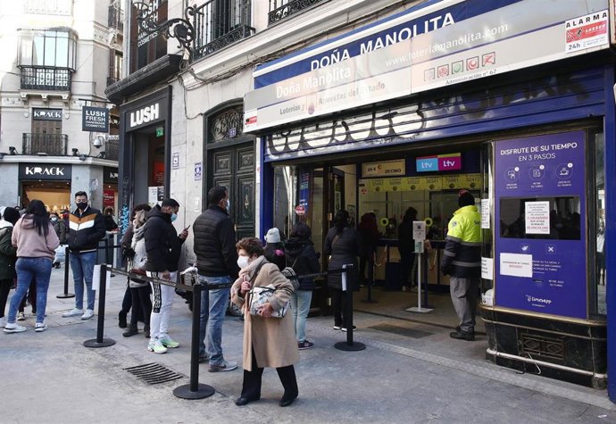 Archivo - Varias personas hacen cola ante la administración de lotería Doña Manolita, en Madrid (España), a 5 de enero de 2021. 