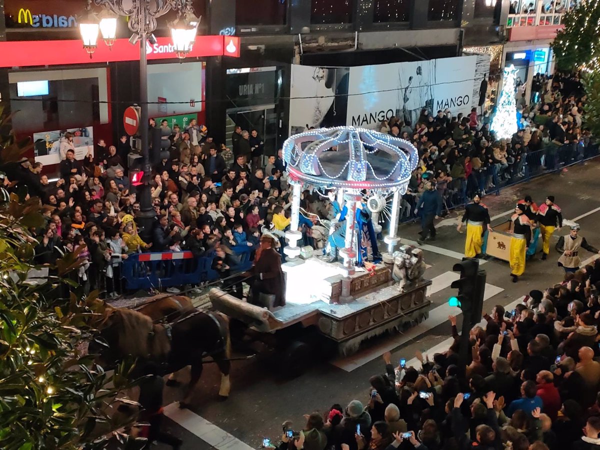 Los Reyes Magos se dan un baño de masas en las cabalgatas asturianas, por fin sin restricciones