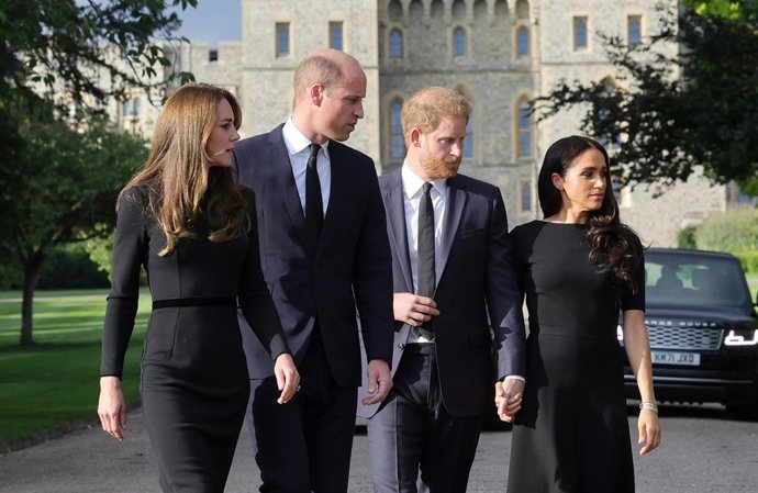 Archivo - 10 September 2022, United Kingdom, Windsor: (L-R) Kate, Princess of Wales, William, Prince of Wales, Prince Harry, the Duke of Sussex, and his wife Meghan Markle, the Duchess of Sussex, arrive to meet members of the public at Windsor Castle fo