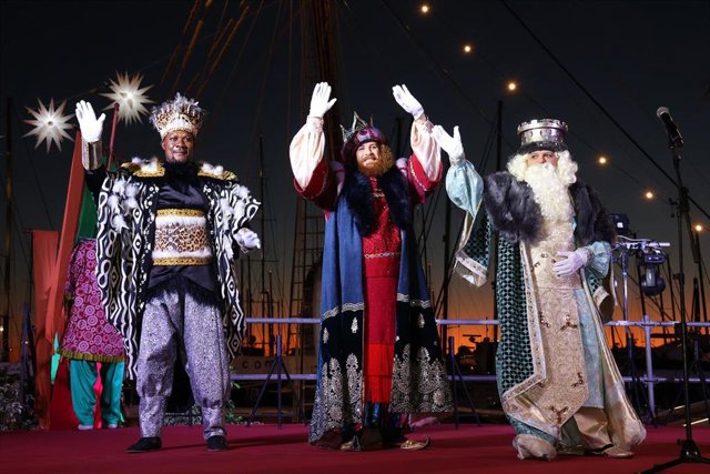Los Reyes Magos a su llegada al Moll Vell a bordo de un barco, a 5 de enero de 2023, en Palma de Mallorca.