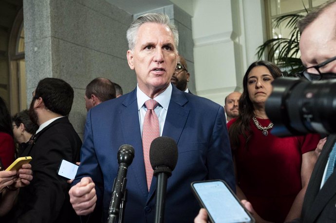 El republicano Kevin McCarthy habla ante los periodistas en el Capitolio