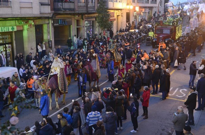 Ambiente durante la cabalgata de Reyes 2023, a 5 de enero de 2023, en Ourense, Galicia (España). Los Reyes Magos han llegado a la ciudad en AVE, igual que el año pasado. Al bajar del tren, se han encontrado con una comitiva con los principales represent