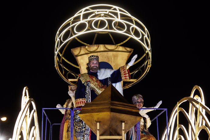 El Rey Mago Gaspar en su carroza durante la cabalgata de Reyes 2023, a 5 de enero de 2023, en Madrid (España). 