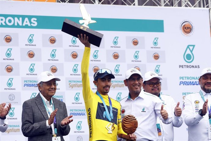 Archivo - El ciclista del Movistar Team Iván Sosa gana Le Tour de Langkawi.