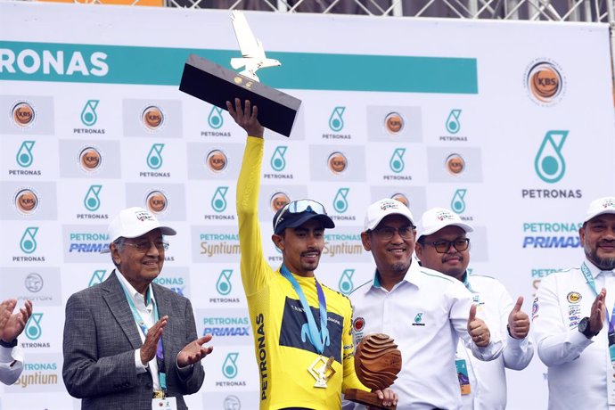 Archivo - El ciclista del Movistar Team Iván Sosa gana Le Tour de Langkawi.