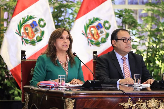 La presidenta de Perú, Dina Boluarte, en conferencia de prensa junto a su gabinete