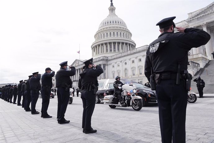 Archivo - Imagen de archivo de la Policía de EEUU frente a los restos mortales del agente del Capitolio Brian Sicknick tras ser enterrado