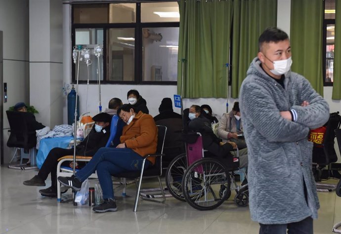 Algunos pacientes con COVID-19 reciben tratamiento en el un hospital de la ciudad de Fuyang, China