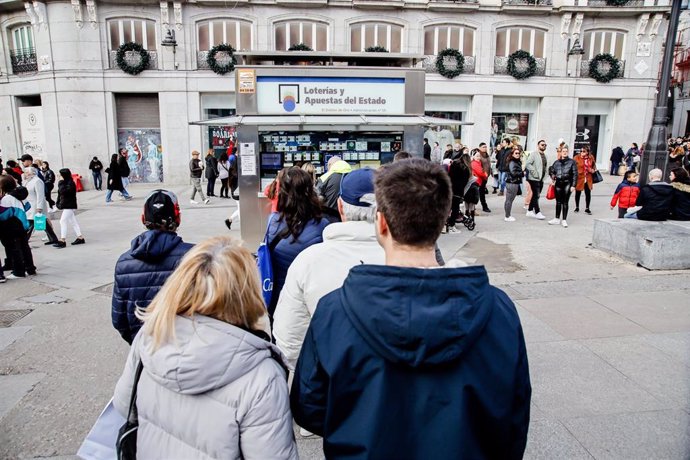 Varias personas hacen cola para comprar lotería para el Sorteo Extraordinario del Niño, a 2 de enero de 2023.