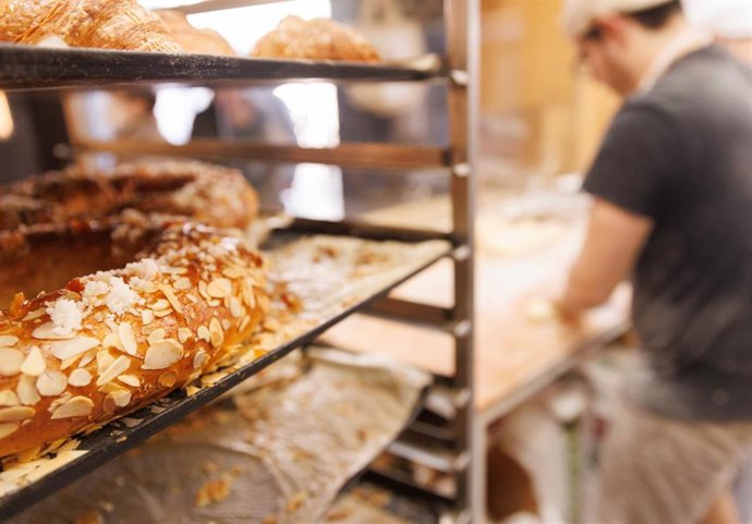 Un roscón en una bandeja en la pastelería Panadarío, a 3 de enero de 2023, en Madrid (España). 
