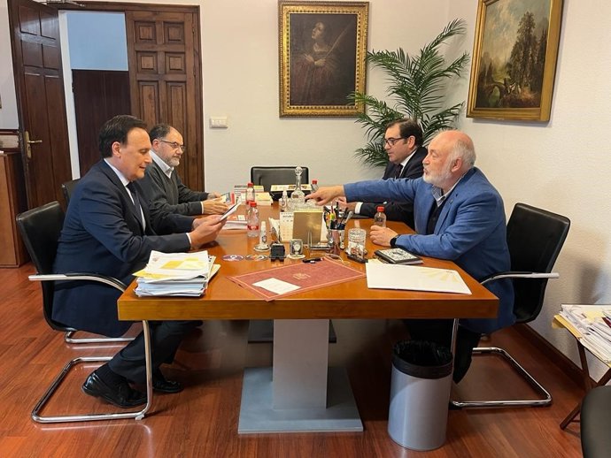 El consejero de Universidad, Investigación e Innovación, José Carlos Gómez Villamandos (izda.), en su reunión con el presidente del Consejo Social de la UCO, Francisco Muñoz (dcha.). (Foto de archivo).