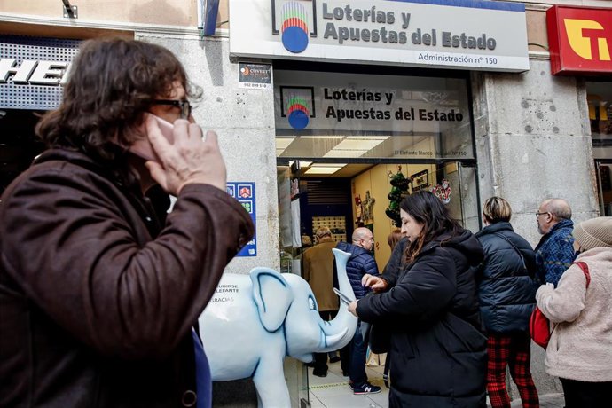 Varias personas hacen cola para comprar lotería para el Sorteo Extraordinario del Niño, a 2 de enero de 2023, en Madrid (España). El Sorteo Extraordinario del Niño celebra su 80 edición coincidiendo con el día de los Reyes Magos. La lotería del Niño re